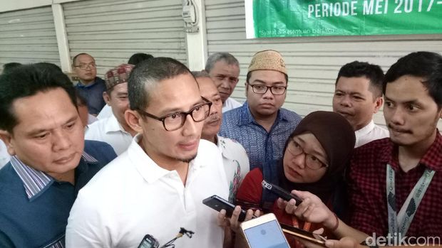 Blusukan ke Pasar Cipete, Sandiaga Cek Harga Sembako