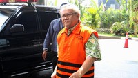 Bambang Heryanto berjalan menuju mobil tahanan KPK.