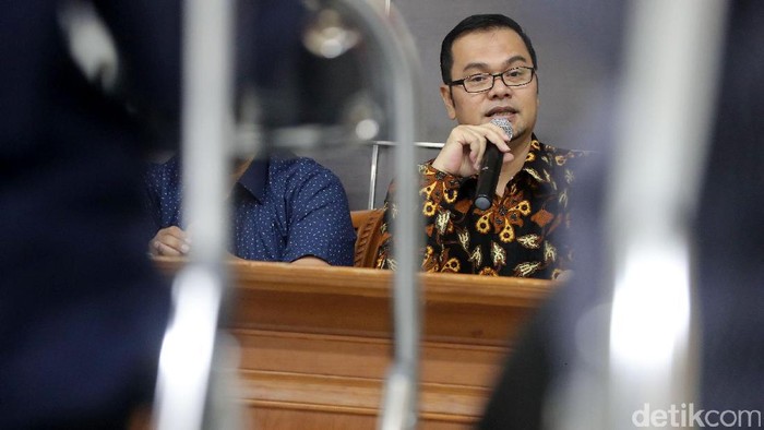 (kiri ke kanan) Ketua Pemuda Muhammadiyah Dahnil Anzar Simanjuntak, Anggota Komnas Ham/Ketua Tim Pencari Fakta Kasus Novel Baswedan Maneger Nasution dan Anggota Komnas Ham Siane Indriani berbicara kepada awak media mengenai penyelesaian kasus penyiraman air keras kepada penyidik KPK Novel Baswedan di Jakarta, Selasa (20/06/2017). Komnas HAM membentuk Tim Gabungan Pencari Fakta (TGPF) yang terdiri dari mantan polisi, mantan pimpinan KPK dan sejumlah organisasi non pemerintah untuk mempercepat pengusutan kasus Novel.