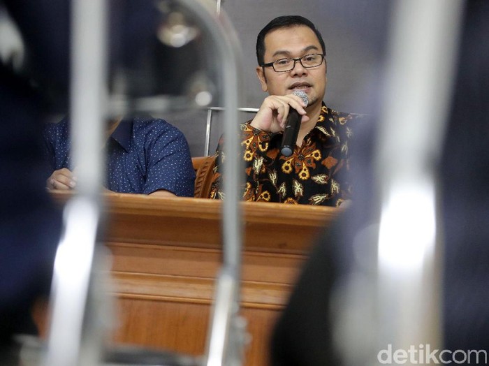 (kiri ke kanan) Ketua Pemuda Muhammadiyah Dahnil Anzar Simanjuntak, Anggota Komnas Ham/Ketua Tim Pencari Fakta Kasus Novel Baswedan Maneger Nasution dan Anggota Komnas Ham Siane Indriani berbicara kepada awak media mengenai penyelesaian kasus penyiraman air keras kepada penyidik KPK Novel Baswedan di Jakarta, Selasa (20/06/2017). Komnas HAM membentuk Tim Gabungan Pencari Fakta (TGPF) yang terdiri dari mantan polisi, mantan pimpinan KPK dan sejumlah organisasi non pemerintah untuk mempercepat pengusutan kasus Novel.