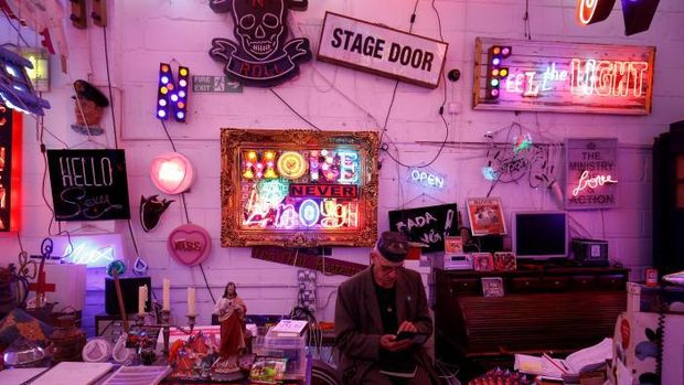 Unik! Galeri Seni di London Pajang Ratusan Neon dan Reklame 