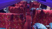 Sedangkan di lantai 2 bus, ada sekitar 36 buah kursi yang nyaman banget, lengkap dengan bantal dan selimutnya. Di setiap kursi dilengkapi layar tv kecil untuk hiburan. Asyik kan? (Agus Setyadi/detikTravel)