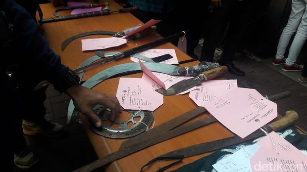 Polres Jakarta Pusat menggelar jumpa pers terkait sekelompok remaja yang bawa senjata tajam saat sahur on the road.