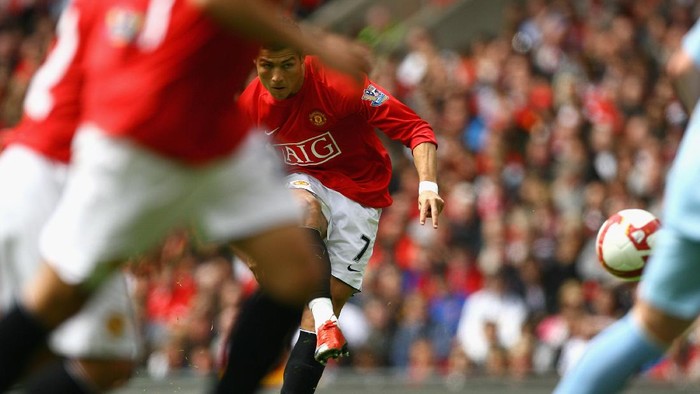 MANCHESTER, UNITED KINGDOM - MAY 10:  Cristiano Ronaldo of Manchester United scores the opening goal during the Barclays Premier League match between Manchester United and Manchester City at Old Trafford on May 10, 2009 in Manchester, England. (Photo by Alex Livesey/Getty Images)