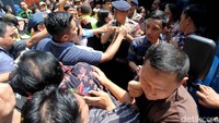 Petugas kepolisian nampak berjaga-jaga disekitar loket penukaran uang.