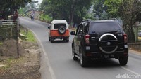Kapolsek Cimanggung Kompol Kuswanto mengatakan, jalur alternarif kini statusnya merupakan jalan provinsi masih terbilang sempit, selain itu masih ada satu dua jalan yang berlobang dan harus diperhatikan para pemudik. Pool/Wisma Putra.
