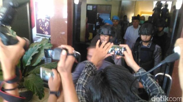 Gubernur Bengkulu Ridwan Mukti dibawa ke Mapolda. 