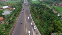 Gerbang Tol Cileunyi memiliki 13 gerbang masuk dan keluar. Untuk masuk tol pengelola hanya menggunakan lima pintu masuk. Sementara untuk keluar diberlakukan delapan pada hari normal atau kondisi arus lalu lintas normal.