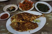 Ikan kuwe bakar dengan paduan dua jenis sambal