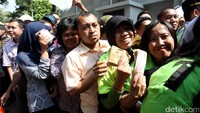 Begini suasana antrean saat penukaran uang baru di Gedung DPR RI, Kompleks Parlemen Senayan, Jakarta, Selasa (20/6/2017).