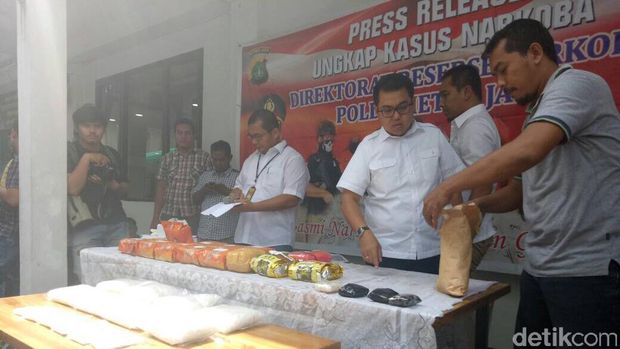 Polda Metro Jaya merilis kasus sipir lapas yang terlibat peredaran narkoba.
