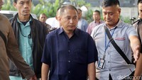 Dalam OTT tersebut KPK menggelandang 5 orang termasuk seorang bendahara partai yang diduga jadi pihak perantara.