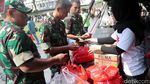 Ketika Prajurit TNI Berburu Sembako Murah