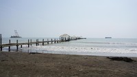 Foto: Berbagai fasilitas penunjang sudah tersedia yang membuat pengunjung nyaman. Ada beberapa keistimewaan dari pantai ini yang dijadikan tujuan favorit warga Tegal (Masaul/detikTravel)