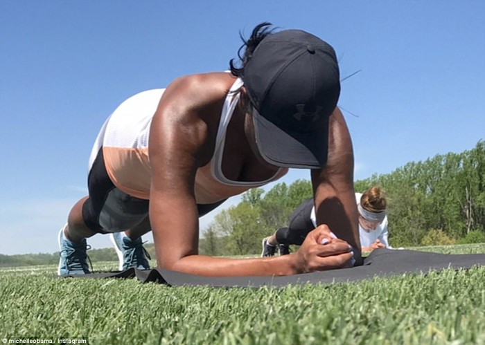 Ratu Plank! Tradisi Olahraga Bareng Sahabat yang Jadi Favorit Michelle Obama