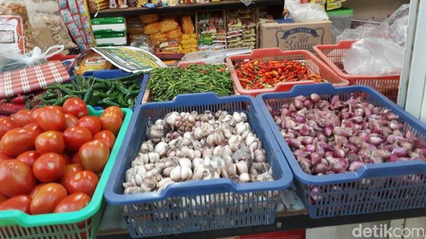 Tomat, bawang merah, dan bawang putih