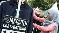 Pengunjung memilih baju di Jakcloth 2017.
