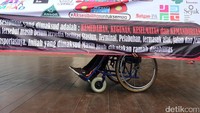 Para penyandang disabilitas juga membentangkan sejumlah spanduk.
