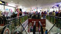 Seakan menyambut pembeli yang nampak antusias, para pedagang di Tanah Abang pun memberlakukan berbagai promo dalam bentuk obral harga sejumlah pakaian.