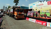 General Manager Honda Customer Care Center PT Astra Honda Motor (AHM) Istiyani Susriyati bersama Kasubdit Angkutan Barang Direktorat Jenderal Perhubungan Darat Kementerian Perhubungan Dadan M Ramdan melepas keberangkatan truk pengangkut sepeda motor peserta Mudik-balik Bareng Honda di Bhanda Graha Reksa, Kelapa Gading, Jakarta, Selasa (20/6).