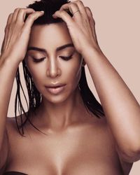 Berkulit Gelap di Iklan Makeup, Kim Kardashian Dikritik Netizen