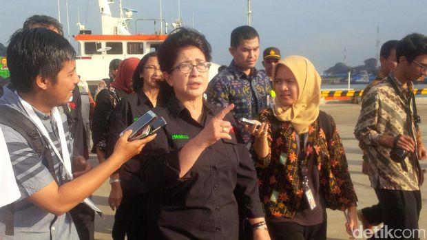  Menteri Kesehatan (Menkes) Nila F Moeloek meninjau arus mudik di Pelabuhan Penyeberangan Merak, Selasa (20/6/2017)