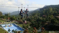 Pengelola The Geong Baturraden yang berada di Komplek Lokasiwata Baturraden, Baturraden, Banyumas punya wahana sepeda gantung. Inilah sepeda di atas tali yang menggantung (Arbi Anugrah/detikTravel)