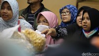 Penjualan kue kering menjelang Lebaran meningkat untuk persiapan menyambut Idul Fitri 1438 H.