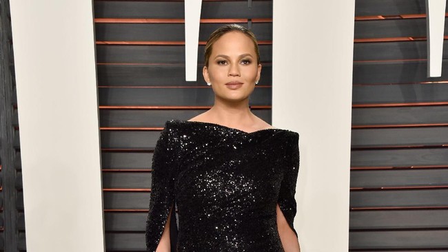 Begini Isi Kulkas Chrissy Teigen dan Wanita Dapati Benda Mirip Cumi dalam Air Kelapa Kemasan
