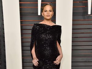 Begini Isi Kulkas Chrissy Teigen dan Wanita Dapati Benda Mirip Cumi dalam Air Kelapa Kemasan