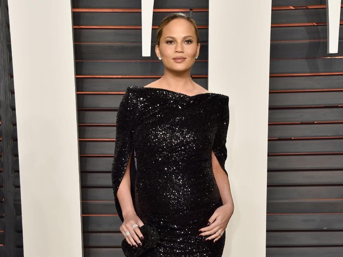 Duh! Chrissy Teigen Diblock Donald Trump di Twitter Gara-gara Tweet Ini