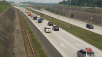 Dari pantauan detikOto pukul 16.53, jalur ini masih lancar dan sepi. Hanya ada beberapa mobil yang terlihat membawa barangnya dengan menggunakan bagasi atas mobil atau roof rack, Foto: Khairul Imam Ghozali