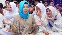Keceriaan Terry Putri buka puasa bersama. (Foto: Ismail/detikHOT)
