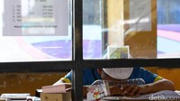 Seorang penjaga loket karcis bahkan sampai tertidur akibat masih lengangnya jumlah pemudik.