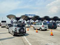 Kendaraan Antre di GT Palimanan Akibat Rest Area Penuh