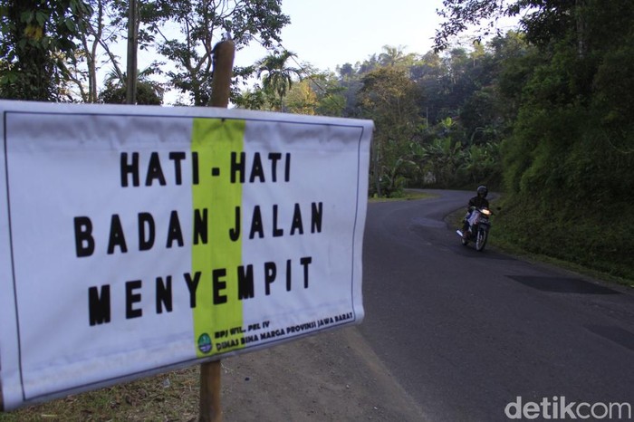 Jalur Alternatif Subang-Sumedang Sempit dan Rawan Longsor