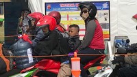 4. Galon air minum diikatkan di belakang motor. Foto: Dok. Istimewa