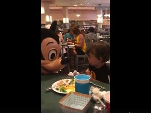 Terharu! Saat Mickey Mouse Bicara Bahasa Isyarat dengan Anak Tuna Rungu