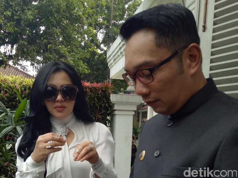 Begini Kehebohan Syahrini Saat Kunjungi Rumah Dinas Ridwan Kamil Begini Kehebohan Syahrini Saat Kunjungi Rumah Dinas Ridwan Kamil