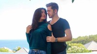 Kini mereka pun seringkali menuliskan kalimat romantis pada foto-foto kebersamaannya itu. (Dok. Instagram/ochi24)