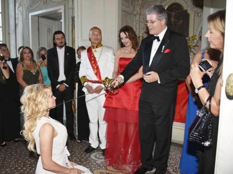Ini Pangeran Abal-abal yang Bikin Pamela Anderson Berlutut di Depannya