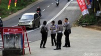 Aparat kepolisian disiagakan di jalur tersebut.