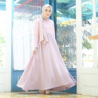 Hamidah Rachmayanti tampil cantik dalam hijab pastel mengenakan terusan A-line dengan sentuhan brokat yang memberikan kesan feminin. Foto: Instagram