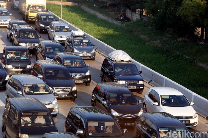 H-4 Lebaran, Tol Cikampek, mulai dipadati ribuan kendaraan dari Jakarta menuju Tol Cipali, Jawa Tengah, serta Tol Purbaleunyi, Jawa Barat. mereka adalah para pemudik.