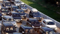 Sejumlah pemudik membawa berbagai barang di atas mobil mereka.