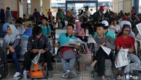 Penumpang menunggu keberangkatan di Terminal Bus Terpadu Pulo Gebang, Jakarta, Rabu (21/6/2017).