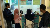 Namun masih ada yang sibuk mencari tiket.
