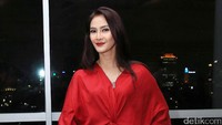 Ia tampil mempesona dengan dress merah. Pool/Ismail/detikFoto.