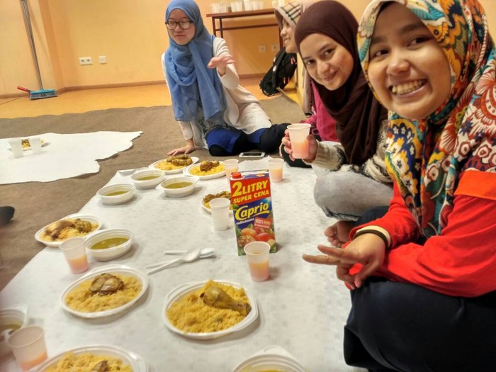 Ramadan di Polandia: Puasa 19 Jam di Tengah Ujian & Rindu Kampung