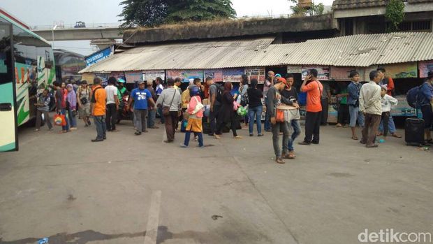H-4 Lebaran di Terminal Lebak Bulus / 